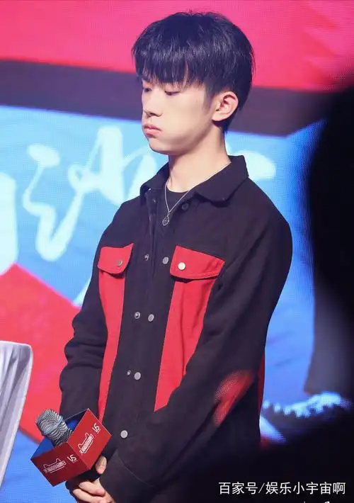 易烊千玺,满足了多少女孩子的幻想,可盐可甜的你,笑起来太迷人