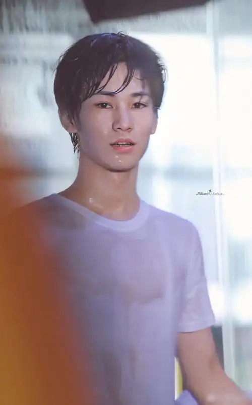 贺峻霖被张真源撩衣服吓到