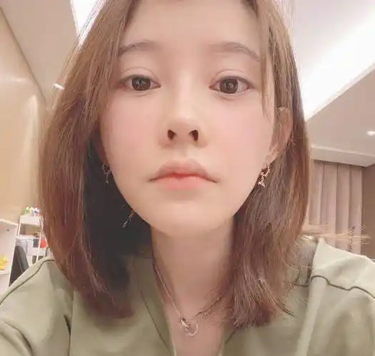 素颜出镜反差太大,却意外非常惊艳_发型_形象_少女