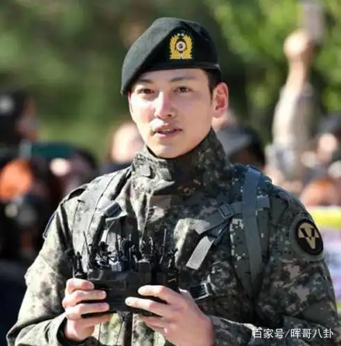 池昌旭退伍!身穿迷彩服帅气现身,用标准军礼答谢民众