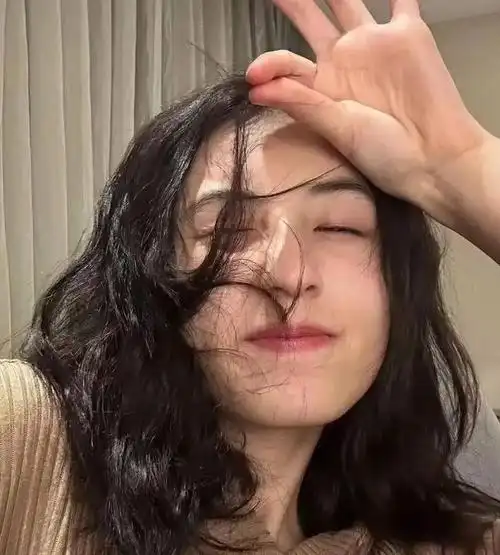 张子枫晒纯素颜自拍照 凌乱小卷发美丽又洒脱