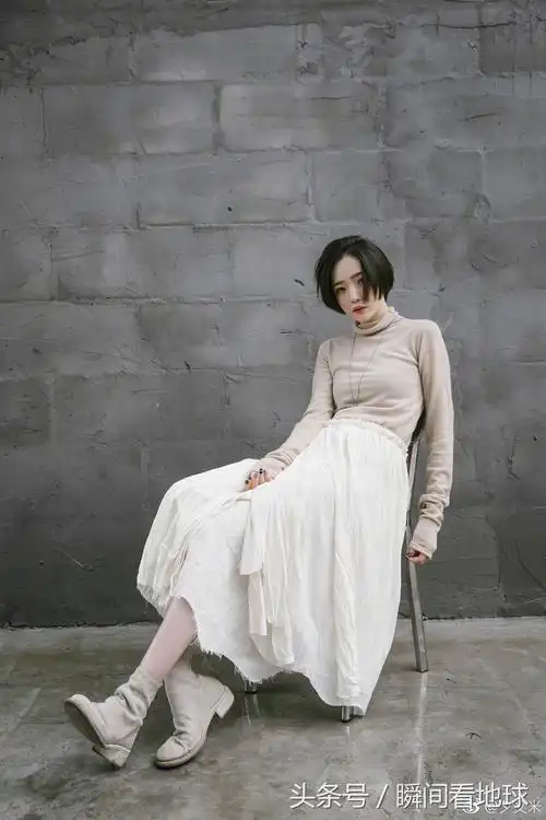 高晓松前妻夕又米亮相,面无表情无精打采似行走的僵尸!