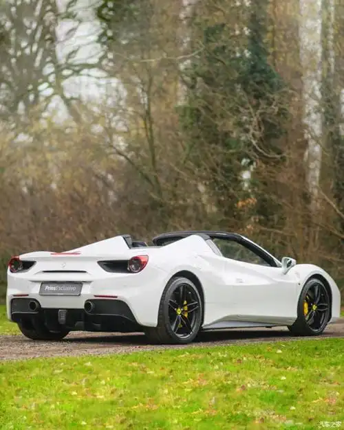 白色的法拉利488敞篷版就是好看.