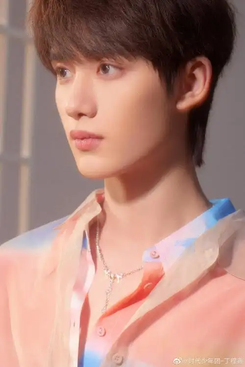 丁程鑫粉蓝渐变衬衫造型#丁程鑫最新随拍九宫格~帅气十足的丁哥,氛围