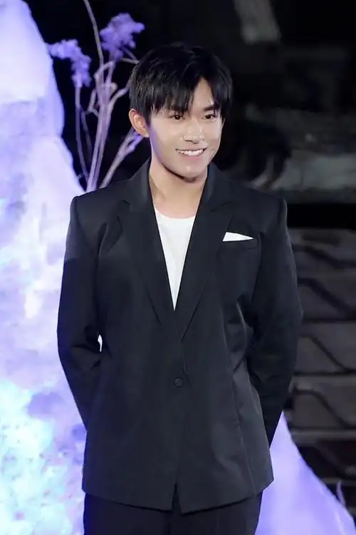 易烊千玺真有爷们儿样穿西装配t恤挺硬朗气质真成熟不少