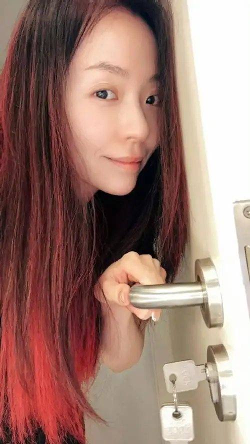 张靓颖红发开门红#张靓颖新年新发色,红色挑染开门自拍三宫格,开门和