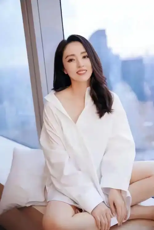 刚看到董璇的前夫高云翔再婚了,而且还有了个女儿.