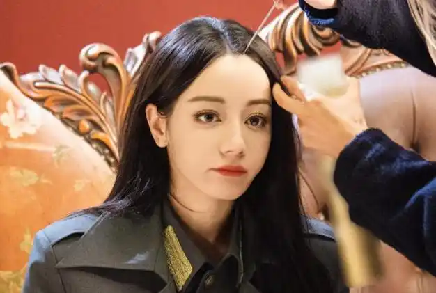 迪丽热巴遭网络暴力,与鹿晗旧恋再曝光!