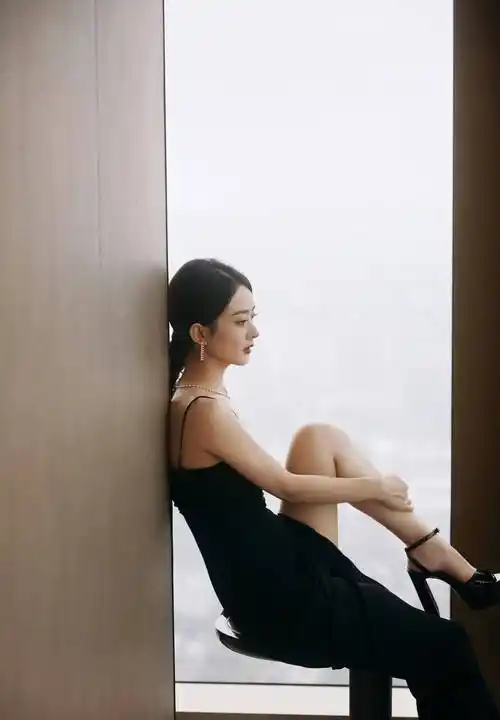 赵丽颖的黑色裙子,优雅与神秘的完美结合!快来一探究竟吧!
