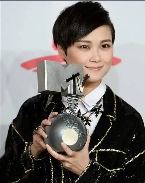 然而,从2005年,李宇春获得"超级女声"全国总冠军的造型,就比较中性化