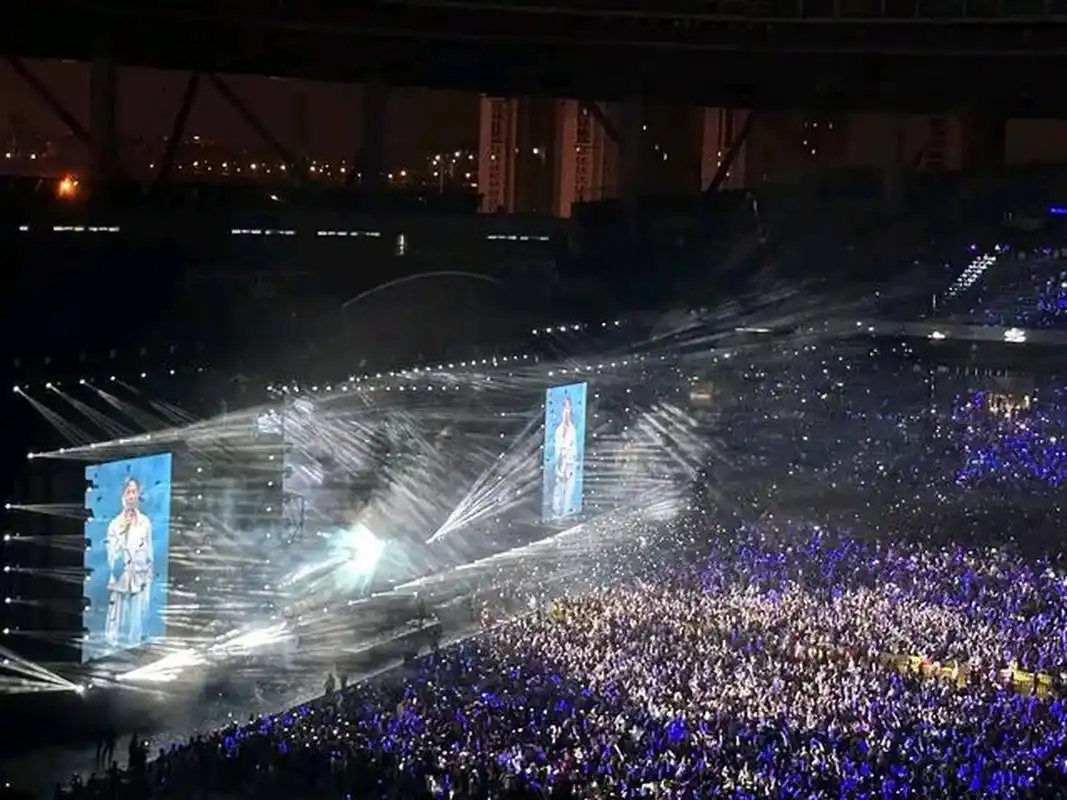 刷屏了!张信哲石家庄演唱会照片和小视频充斥朋友圈,现场一片蓝色海洋