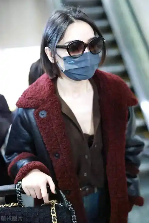 代斯现身北京机场 身材高挑气质非凡