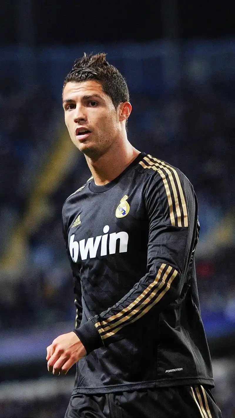 足球明星c罗壁纸.免费取图方法:抖音主页搜索"酷兜"小程序, - 抖音