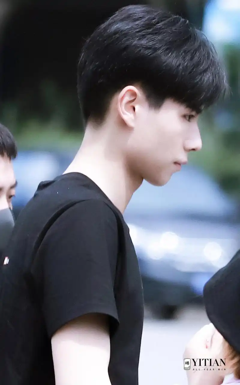 [胡一天][新闻]180713 整条街最靓滴崽 不经意的回头最为致命