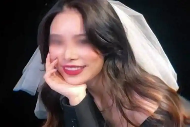 1998年,李倩月出生在江苏省扬州市,父母李胜和陈寿萍