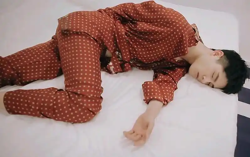 男明星睡颜篇,看了朱一龙,张艺兴,罗云熙的睡颜失眠了