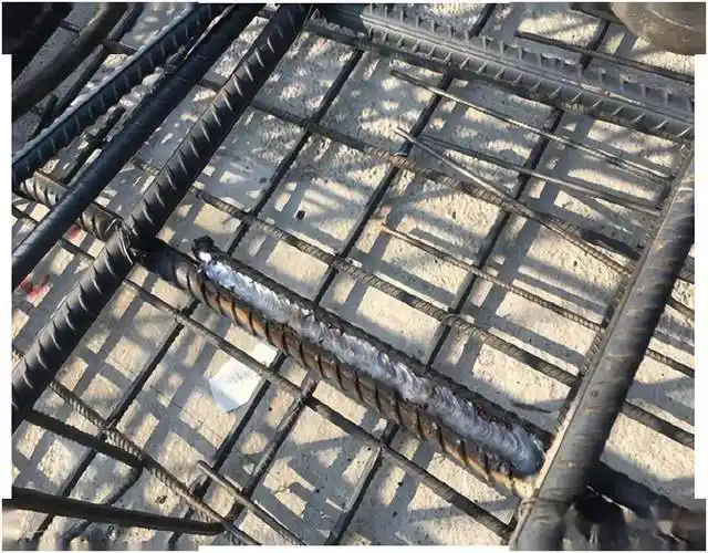 由两根大于等于16的钢筋(小于16的用4根主筋)用10热镀锌圆钢与接地体