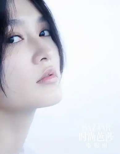 原创李沁的时尚芭莎的封面杂志曝光清爽自然灵性大方