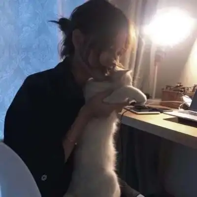 漂亮好看ins抱猫的女生头像图片