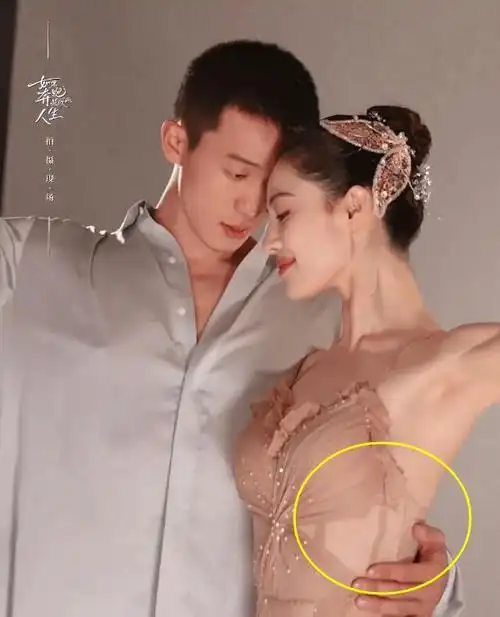 钟楚曦侯雯元泰国旅游,正式公开恋情,钟楚曦一身行头3万太飒气|冯小刚