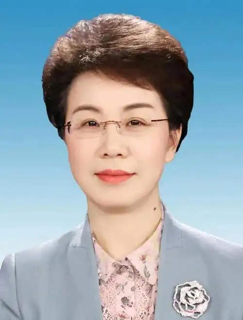 首先,李淑英(福州市南城县市场监督管理局局长)从事权色交易,非法收受