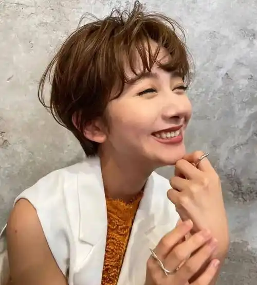 今年流行露耳纹理烫,洋气又显脸小,堪比整容_发型_头发_自然