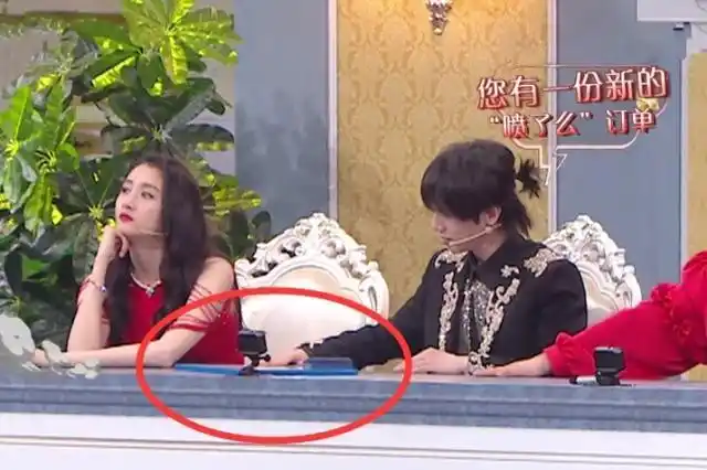 华晨宇拿小黑板碰关晓彤,表情羞涩秒变18岁少年,本能反应太甜了