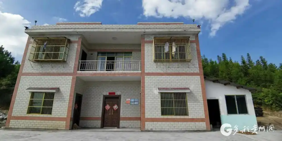 刘润先家两层小平房"帮工程队挖路打零工,养猪,种豆角,种辣椒都做过