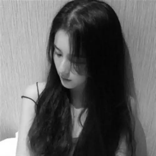 享受单薄的青春霸道高冷性感女生头像黑白