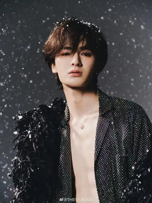 朱正廷拍立得#朱正廷新鲜拍立得91墨镜9815 小丸子头可爱又