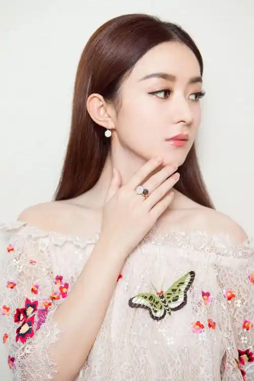 赵丽颖,1987年10月16日出生于河北省廊坊市,中国内地影视女演员.