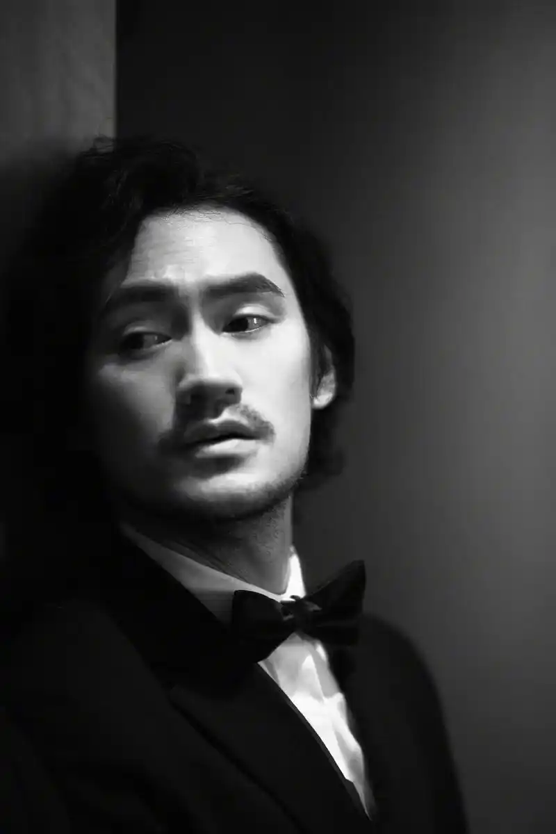 袁弘现身金鸡奖闭幕式艺术感卷发 眼神杀,经典黑西装帅气绅士.