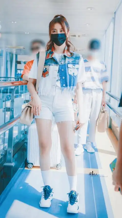 金子涵机场私服,补丁马甲展现酷酷魅力