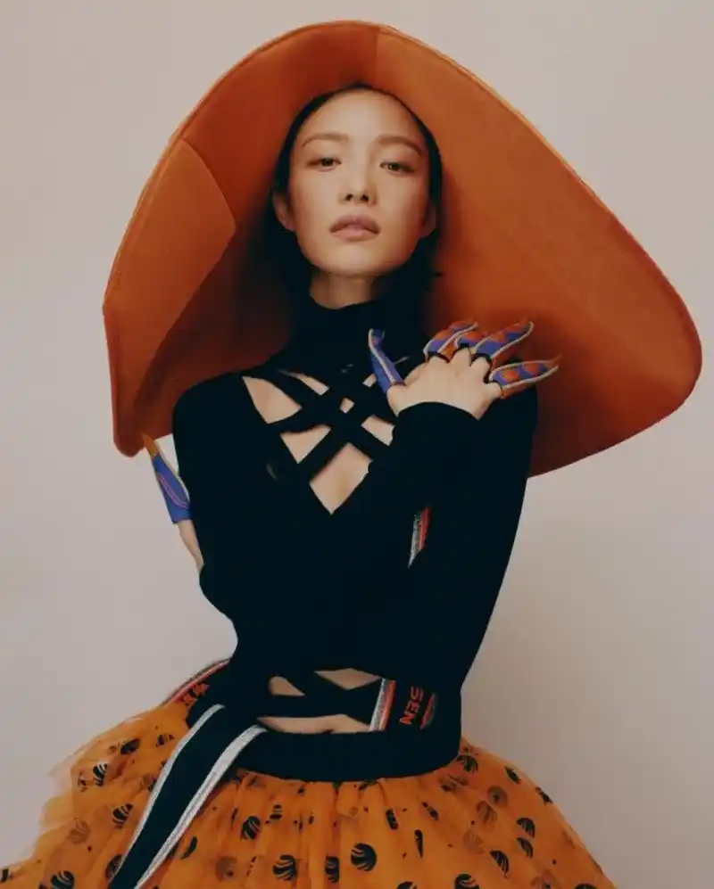 尼妮雀斑颜坠#倪妮仙境2021年新年封面,雀斑湿发造型,休闲大方,时尚