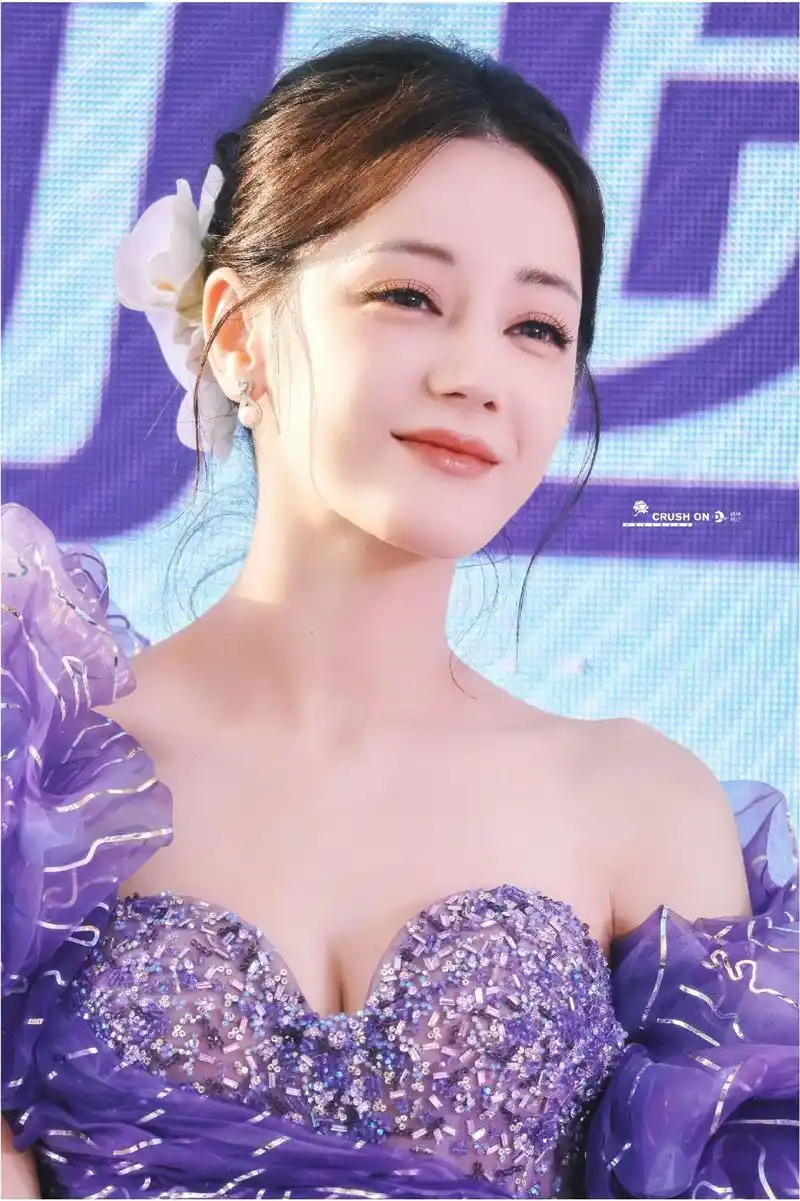 紫色抹胸裙的迪丽热巴.#迪丽热巴 #美出高级感 #这谁顶得住 - 抖音