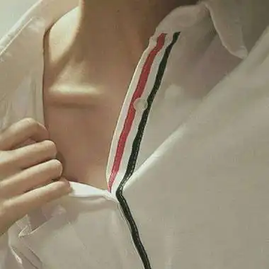 露锁骨的男生头像图片