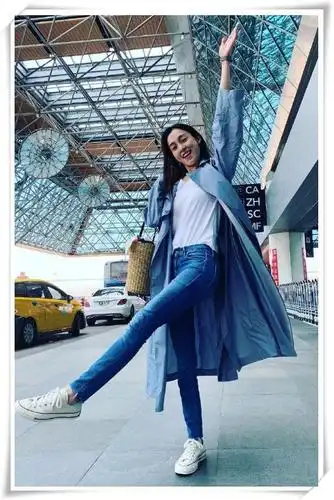 范玮琪厉害了!"破布裙"也能穿得这么美,43岁年龄,23岁脸_身材