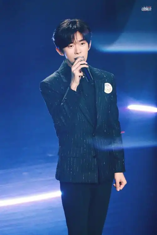 易烊千玺献唱不辞星海##易烊千玺于适同框照