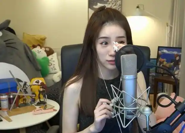 虎牙"八倍镜"女主播小熊在一次直播中关掉了美颜 网友点赞