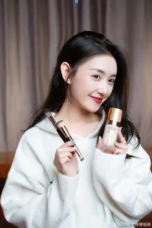 darlings,  演员@蒋依依的新年精妆好物——ct红毯粉底液77ct化妆刷