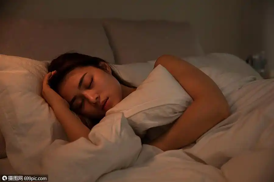 夜晚女性床上睡觉
