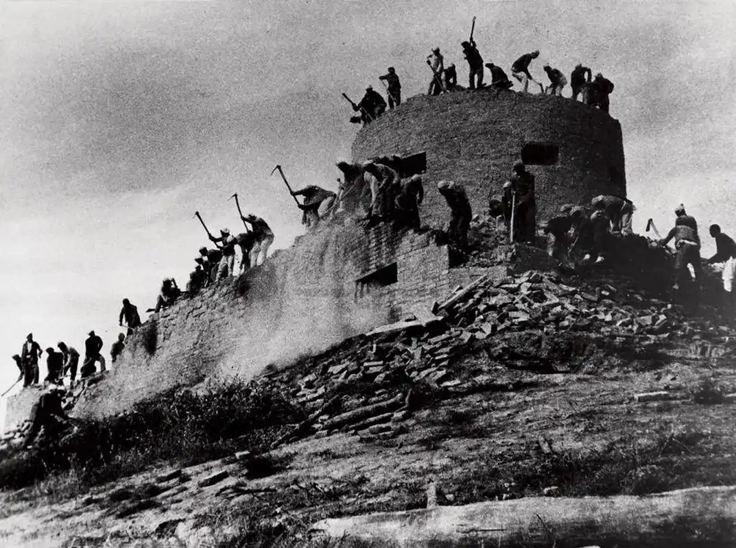 百团大战胜利后,新四军在战场挥动着胜利的旗帜!