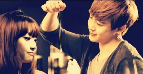 这个图片里面尼坤送给宋茜的项链是哪个视频里面的?