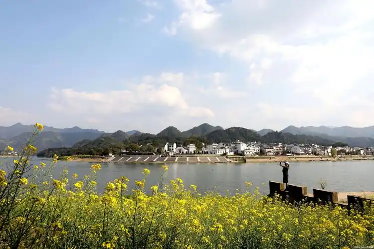 安徽歙县深渡镇新安江山水画廊漳潭段,游客在拍"抖音"传递春天的美景