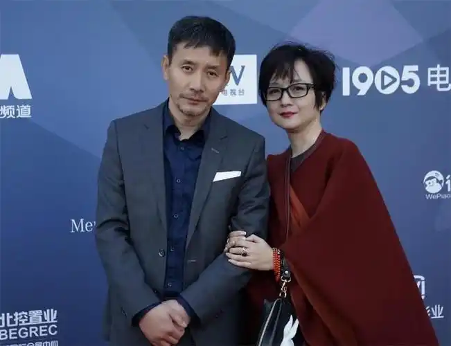 江珊携二婚老公秀恩爱,田小洁穿西装男人味爆棚,颜值不输高曙光