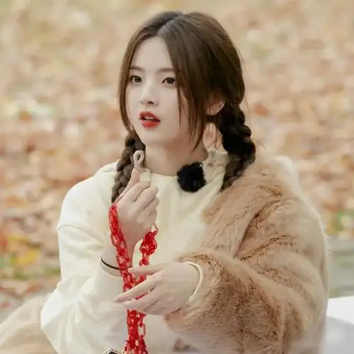 甜美可爱的杨超越,鬓发如云很是羡慕,多种发型轻松驾驭