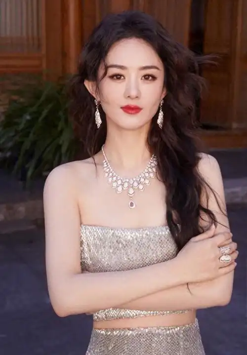 赵丽颖最新活动照好惊艳,双手戴四个戒指贵气十足,钻石头饰抢镜