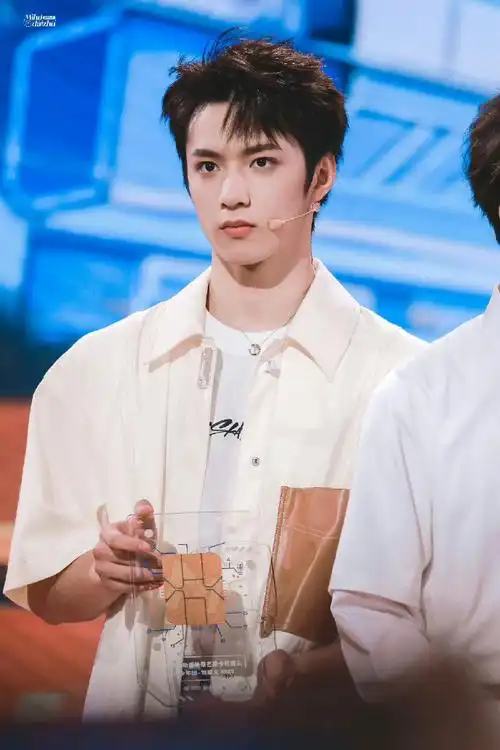 我说这张脸就是什么发型都可以驾驭啊,又奶又狼刘耀文!