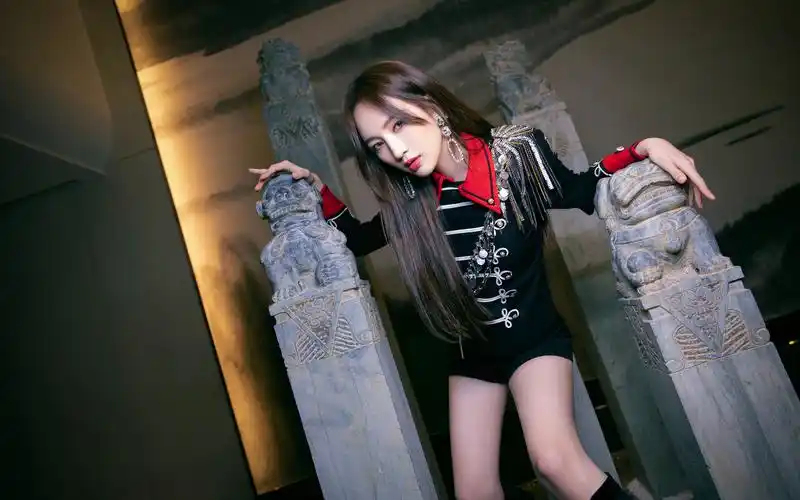 孟佳酷黑靓丽写真桌面壁纸