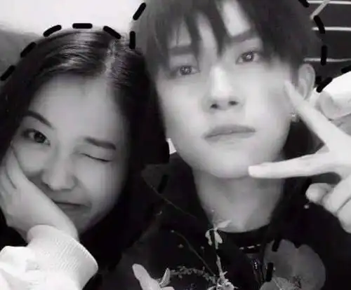 易烊千玺居然有"女朋友"了,看了他们的亲密合照,网友不谈定了